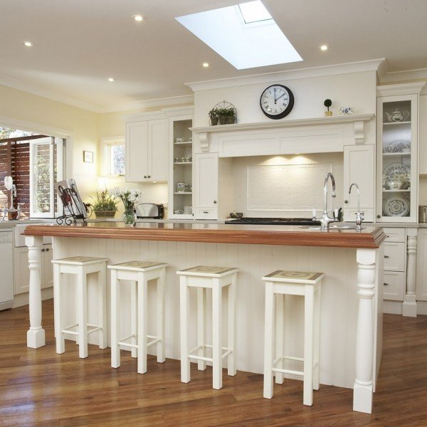 amazing-classical-country-kitchen-designs-white-cabinets-wooden-style-floor-915x916