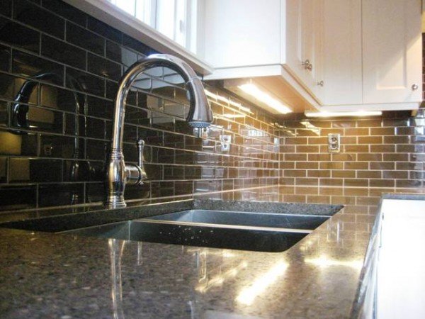 Kitchen-Backsplash-Ideas-With-Black-Granite-Countertop