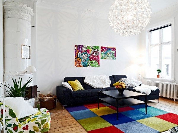 colors-and-patterns-intertwine-in-contemporary-traditional-living-room-600x450