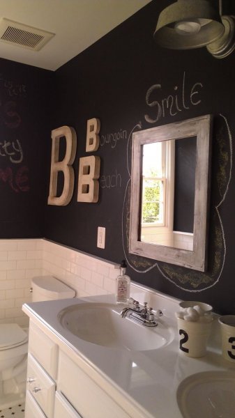 another-bathroom-with-wall-of-chalkboard