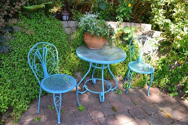 beautiful_wiew_sitting_area__the_outlaw_gardener__the_garden_of_paula__duane_rutan-1024x682