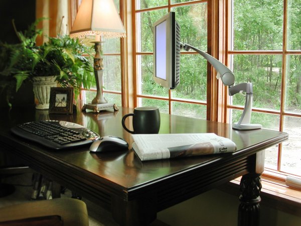 Team-7-blonde-wood-framed-windows-in-home-office-with-contrasting-wooden-desk