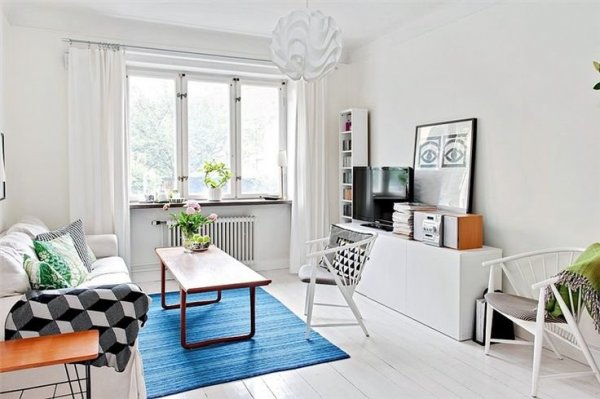 tiny-swedish-living-room-blue-carpet