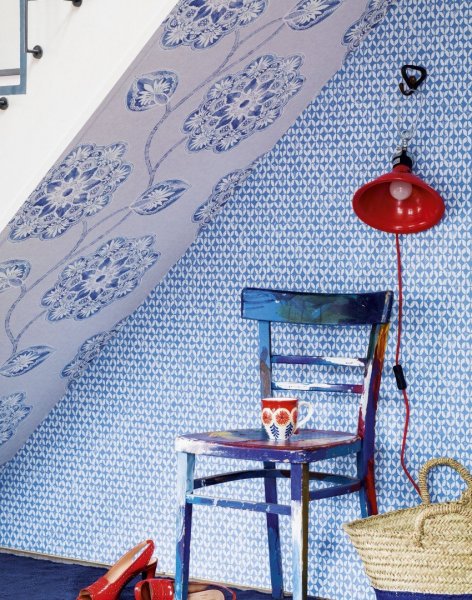 Blue-modern-hallway-with-patterned-wallpaper