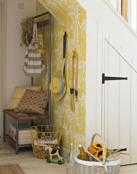 Country-hallway-with-yellow-feature-wallpaper