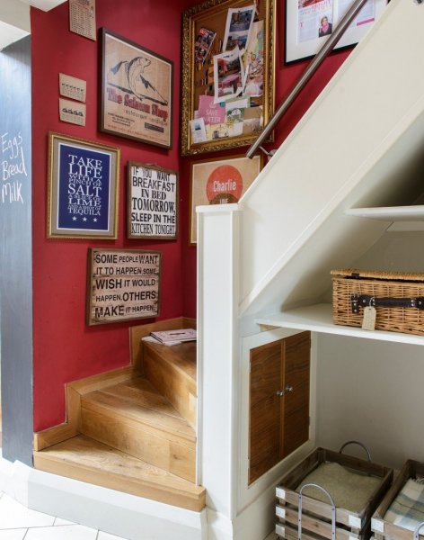 Eclectic-hallway-with-mismatched-frames