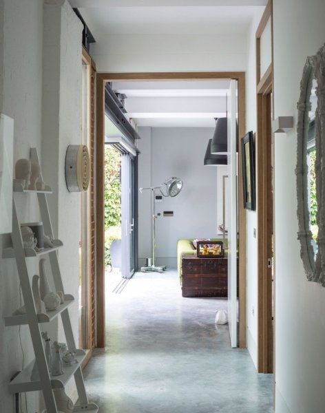 Modern-white-hallway-with-stone-wall