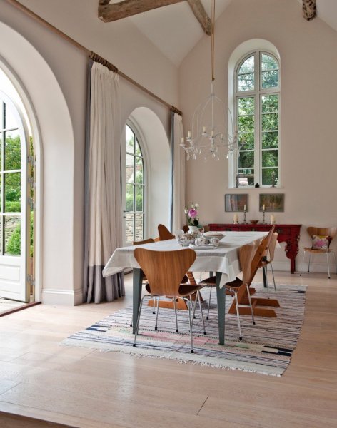 Traditional-dining-room-with-high-vaulted-ceiling