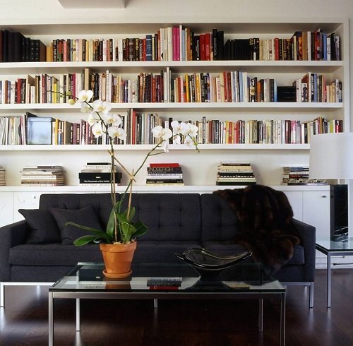 Books-behind-a-sofa-in-Michael-Kors-apartment-designed-by-Glenn-Gissler