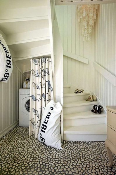 11-ways-to-use-space-under-stairs-3