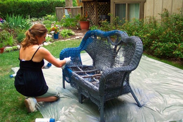 Wicker-Loveseat-Chair-Garden-Container-Project-Paint